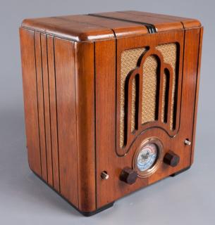 Appraisal: s Crosley Model Tombstone Radio Vintage s Crosley model tombstone