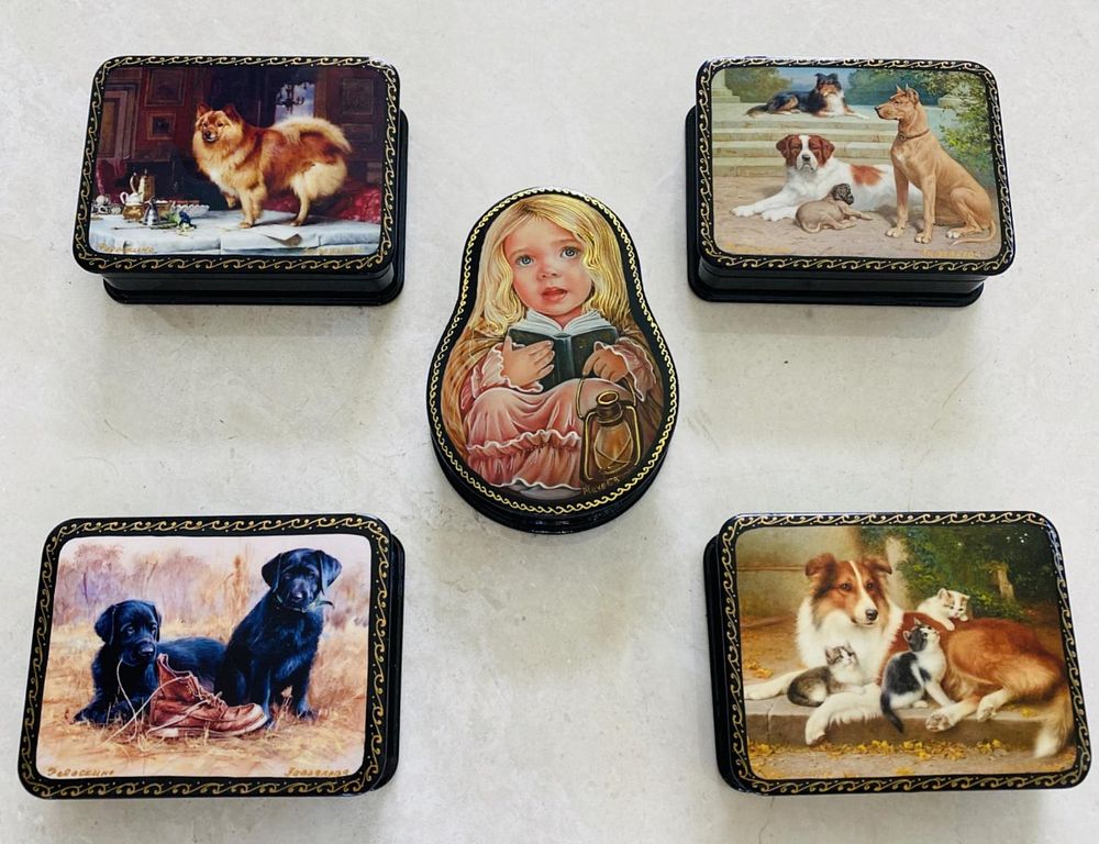 Appraisal: LOT OF RUSSIAN SOUVENIR LACQUER BOXES A lot of Russian