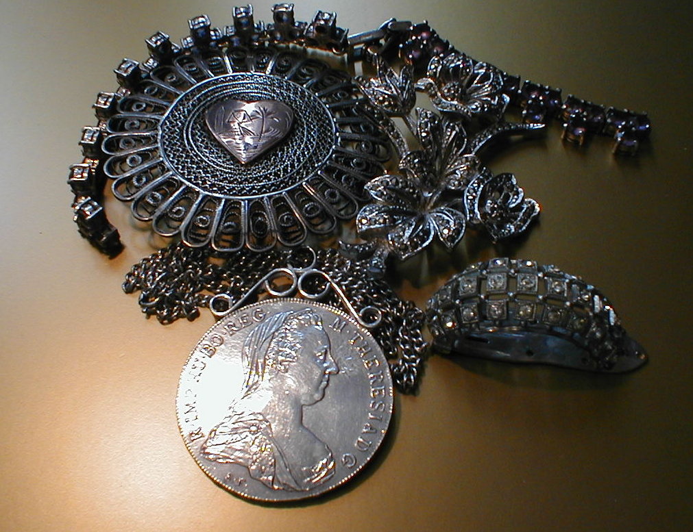 Appraisal: Assorted silver and other costume jewellery