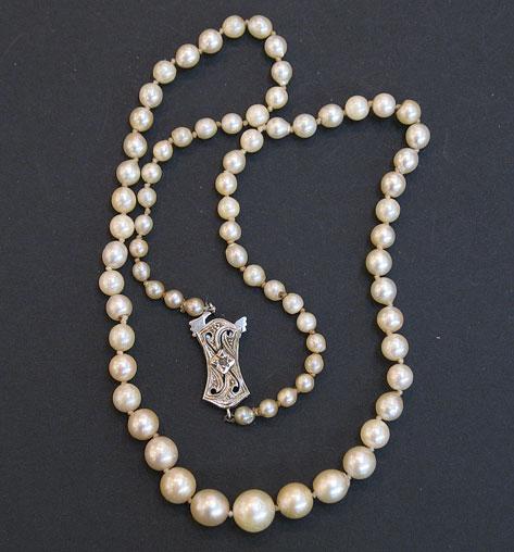 Appraisal: A SINGLE ROW GRADUATED PEARL NECKLACE with ct white gold