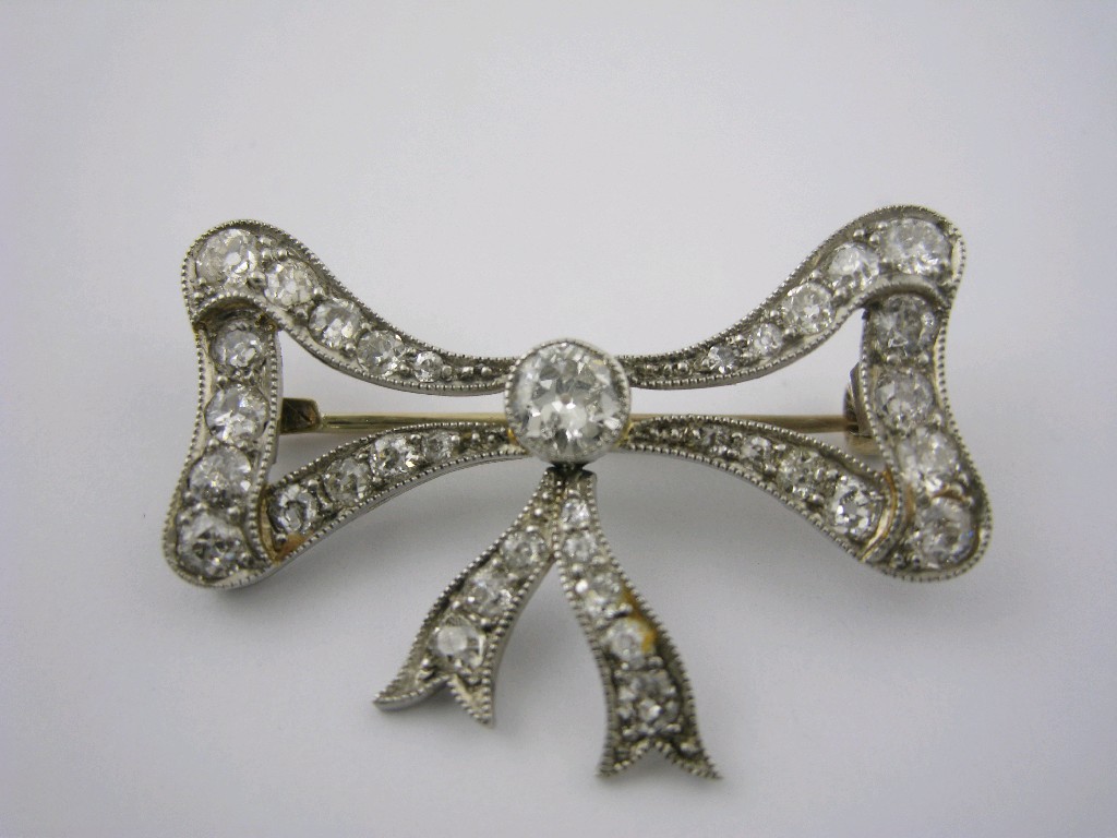 Appraisal: An Edwardian Diamond Bow Brooch pav -set thirty-five graduated old-cut