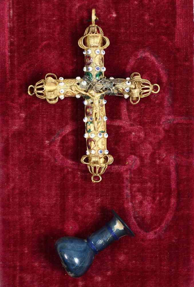 Appraisal: PENDANT - th c gold Spanish cross with red and