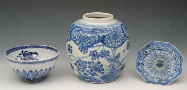 Appraisal: A CHINESE BLUE AND WHITE WINE CUP with lotus leaf