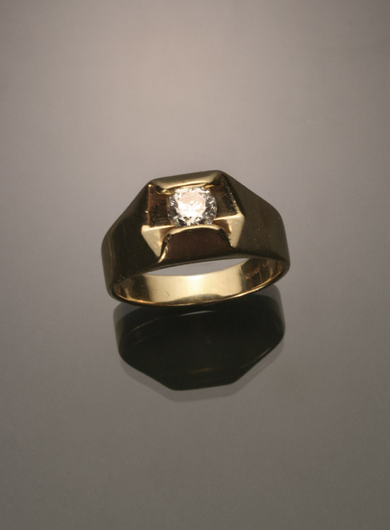 Appraisal: Gentleman's -Karat Yellow-Gold Solitaire Diamond Ring Set with one round