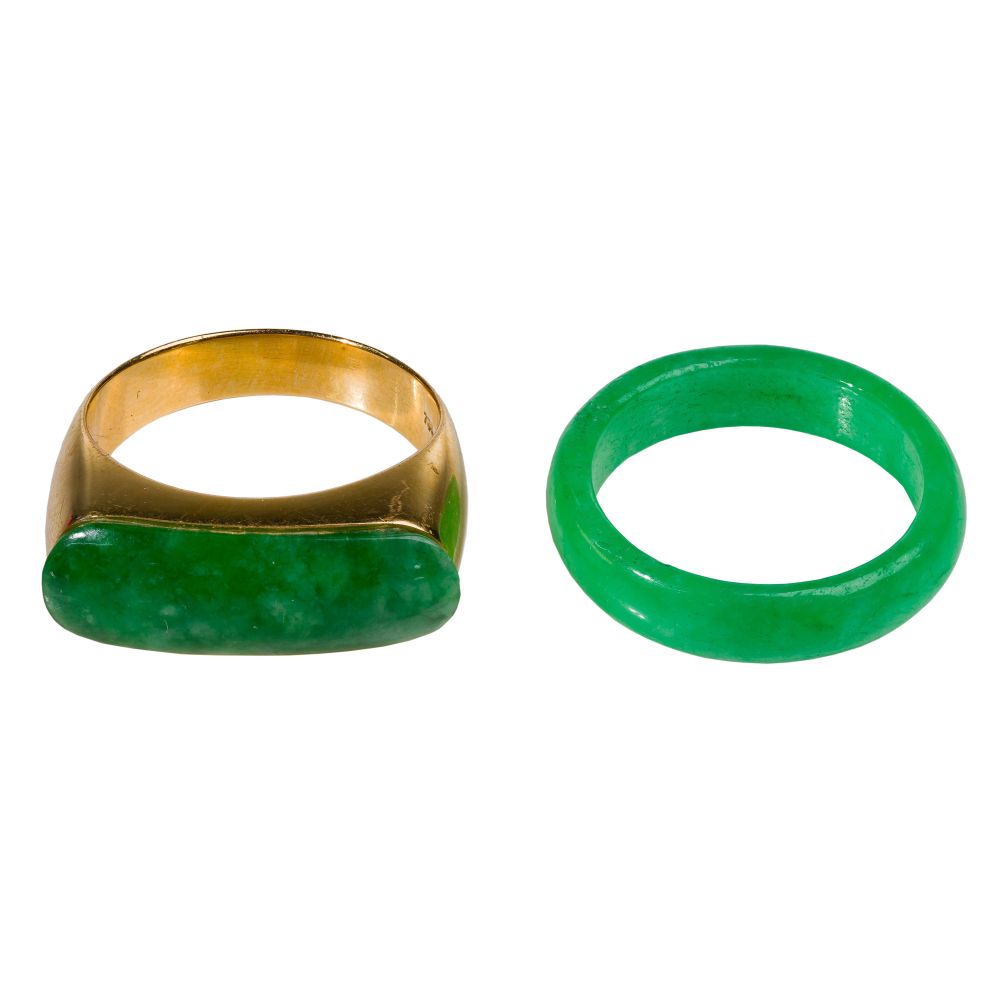 Appraisal: K YELLOW GOLD AND JADEITE JADE RINGHaving a mm by