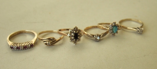 Appraisal: A gold and platinum diamond set single stone ring claw