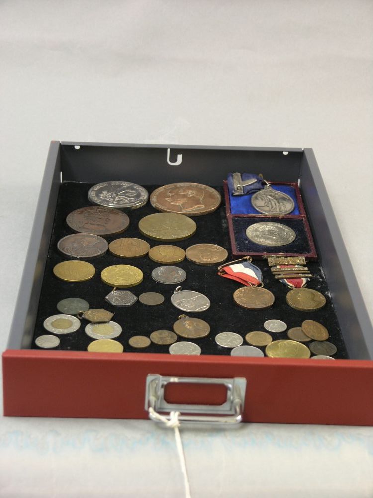 Appraisal: A collection of medallions and royal commemorative medals coins th