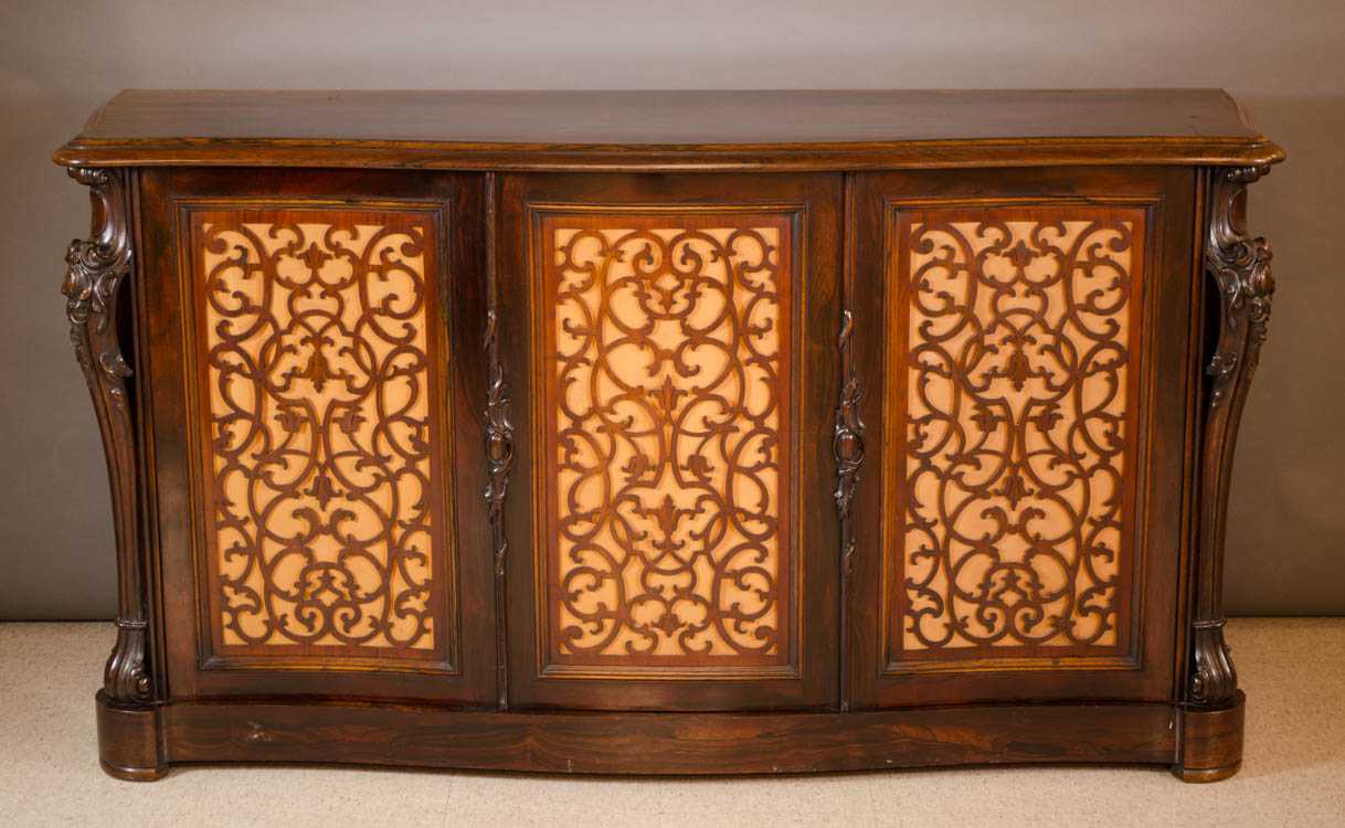 Appraisal: A VICTORIAN ROSEWOOD CREDENZA English th century the serpentine front