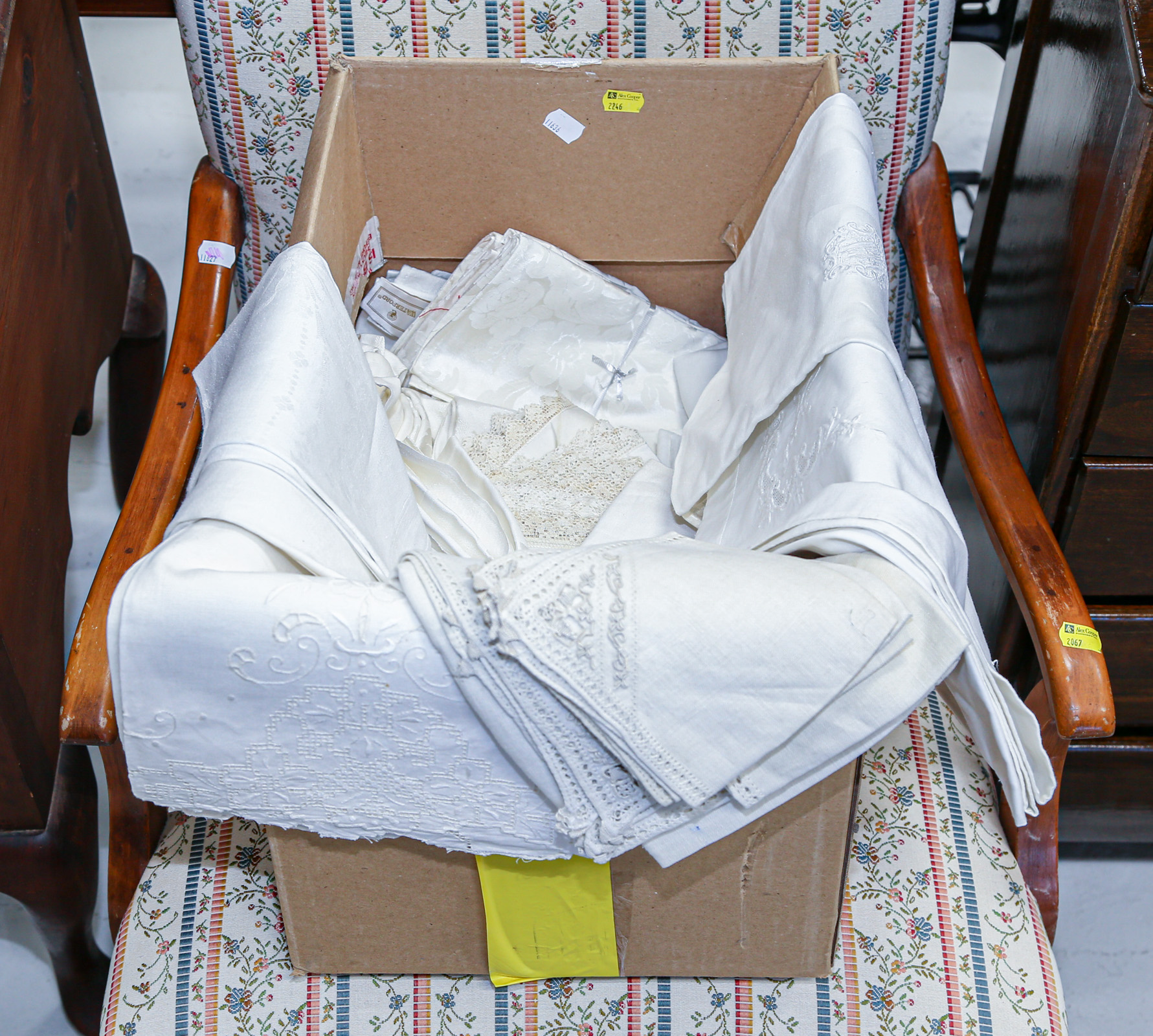 Appraisal: BOX OF ASSORTED TABLE LINENS