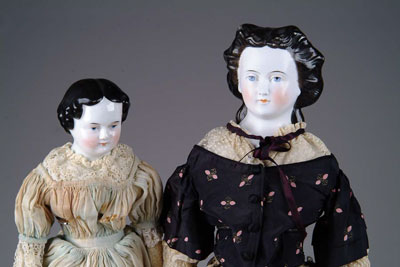 Appraisal: TWO ANTIQUE CHINA HEAD DOLLS The smaller with cloth and