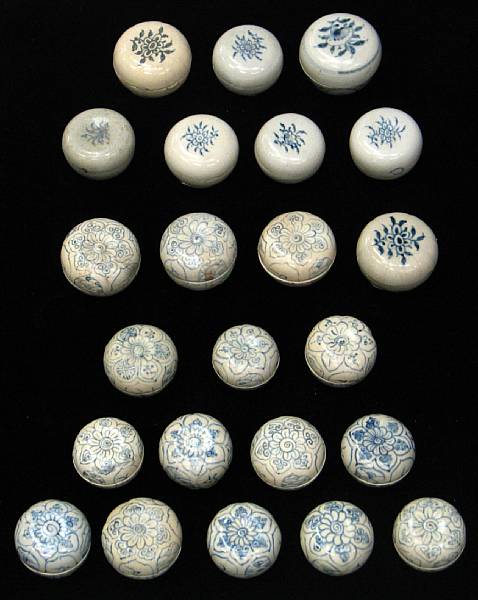 Appraisal: A selection of twenty three blue and white boxes Late