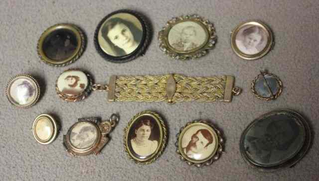 Appraisal: Jewelry Lot of Portrait Pins In brass and gold filled