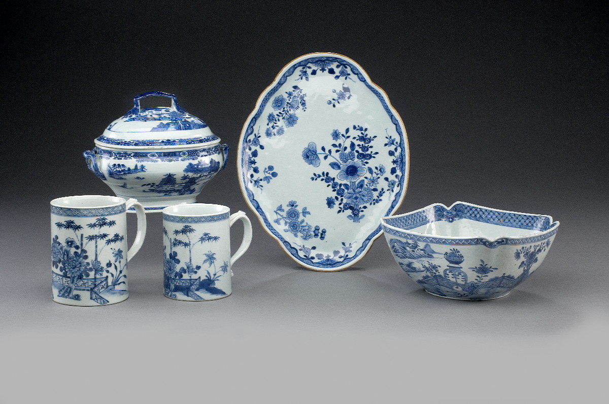 Appraisal: CHINESE EXPORT PORCELAIN BLUE AND WHITE OVAL TUREEN AND COVER