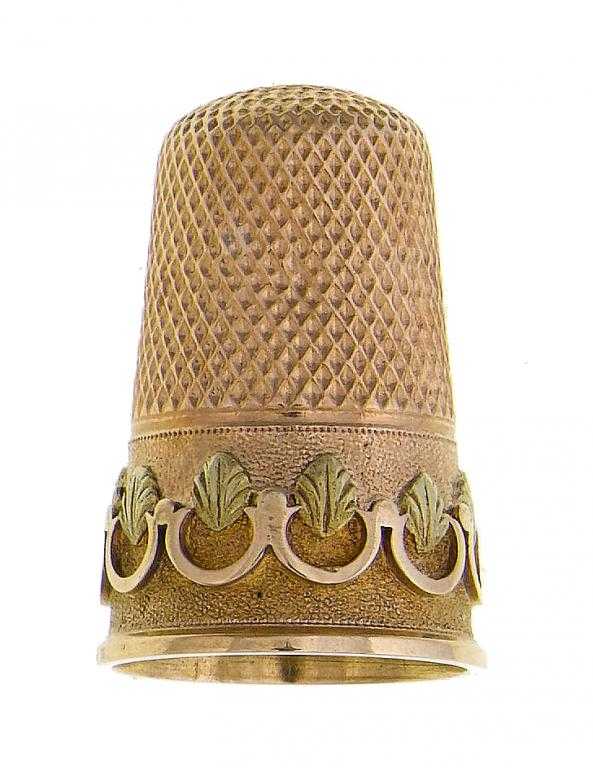 Appraisal: A TWO-COLOUR GOLD THIMBLE the matted band applied with lemon