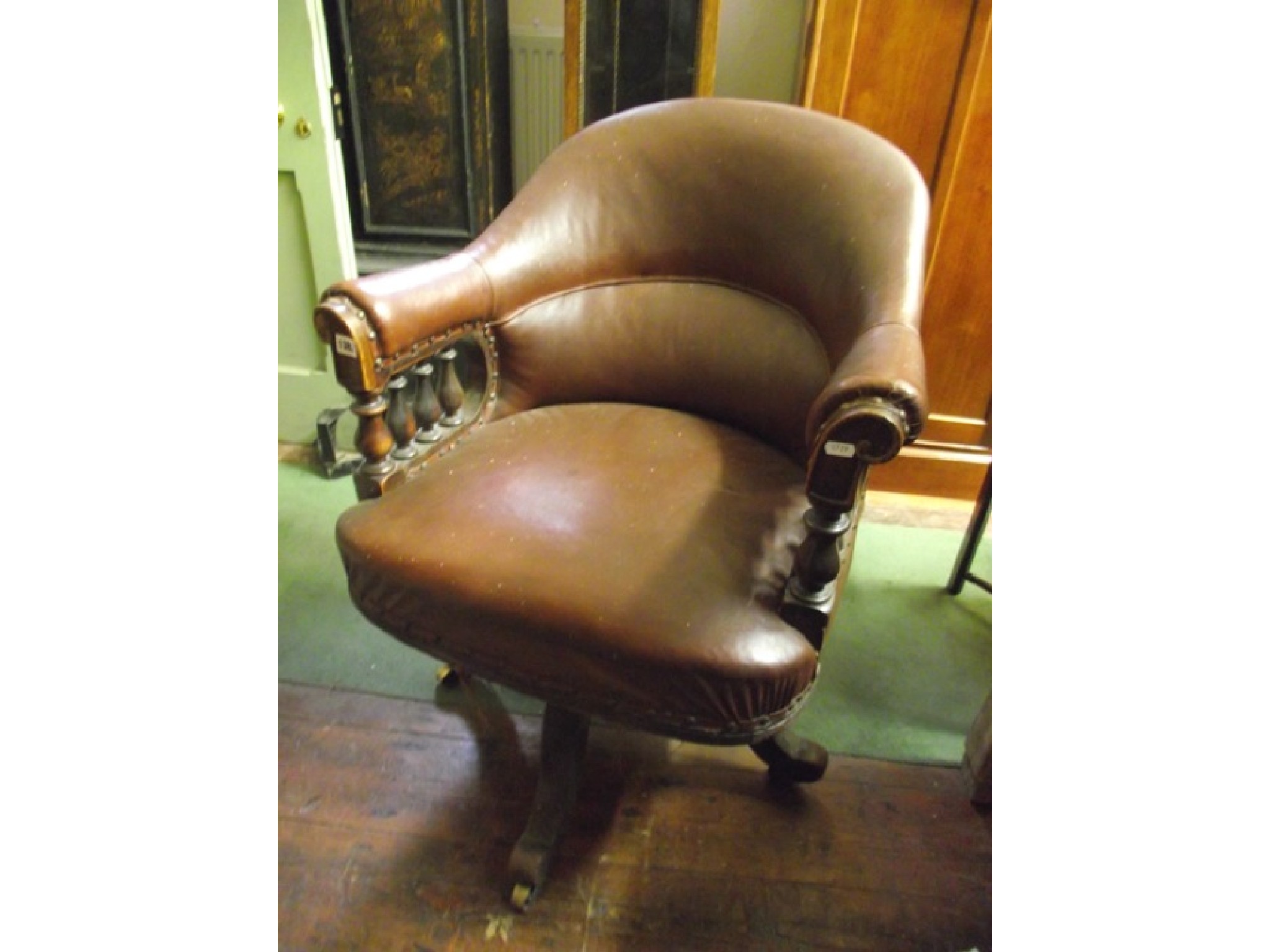 Appraisal: A good quality Victorian oak office chair with turned spindle