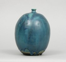 Appraisal: Toshiko Takaezu America born Ceramic vase ovoid form with short