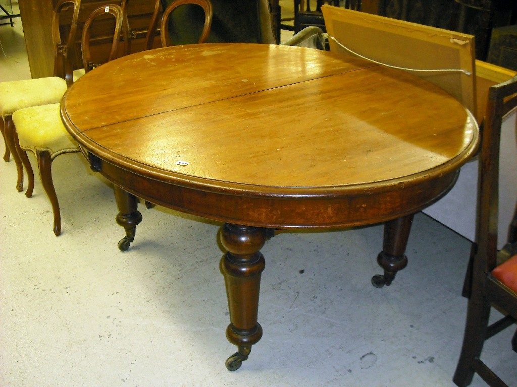 Appraisal: Victorian mahogany oval extending dining table supported on turned legs