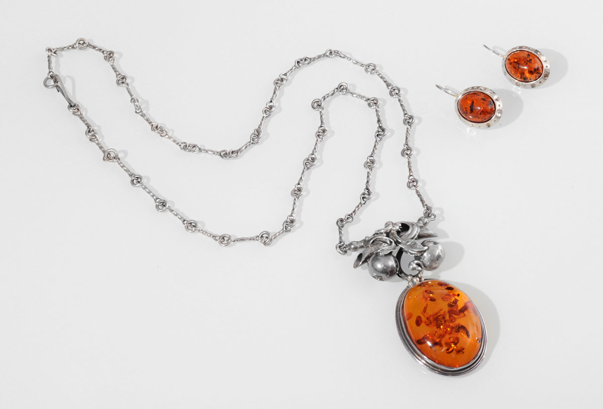 Appraisal: SILVER AMBER PENDANT NECKLACE EARRINGS Suite comprising a large silver