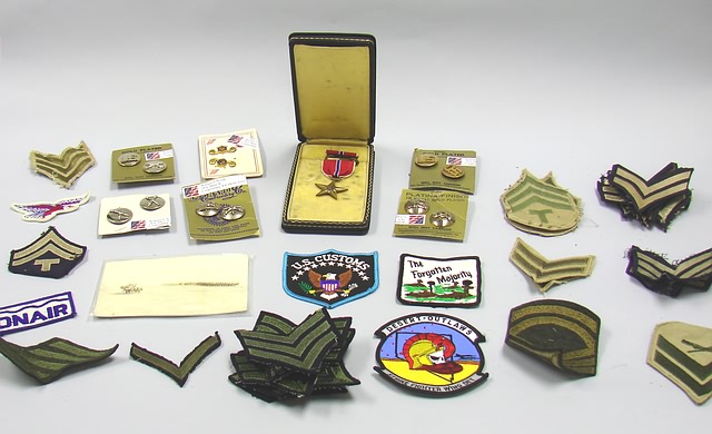 Appraisal: Lot consists of US metal and cloth insignia and a