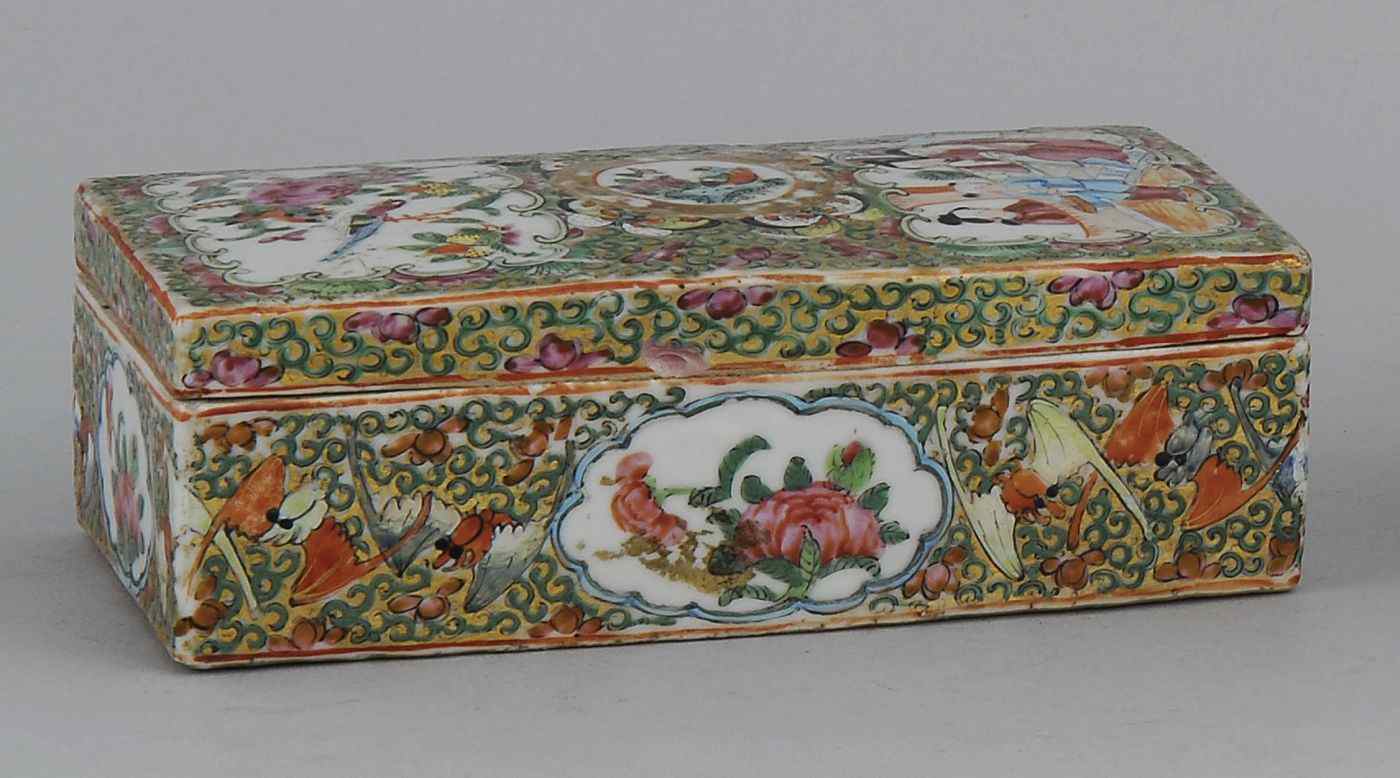 Appraisal: CHINESE EXPORT PORCELAIN BRUSH BOXCirca In rectangular form with medallion