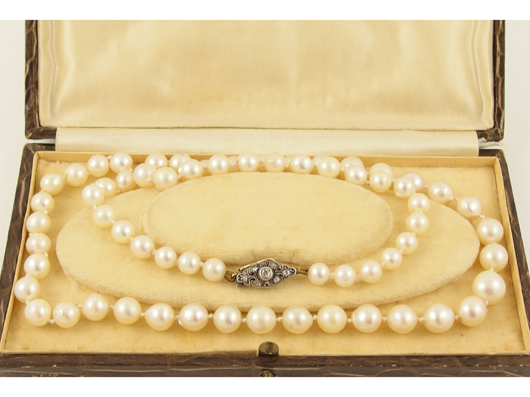 Appraisal: A string of cultured pearls with a yellow and white