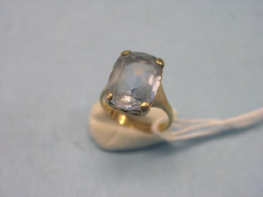 Appraisal: A ct gold and aquamarine dress ring faceted stone claw