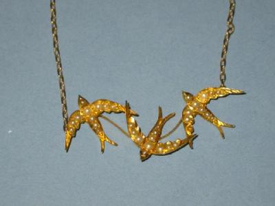 Appraisal: AN EDWARDIAN SEED PEARL NECKLACE modelled as three swallows on