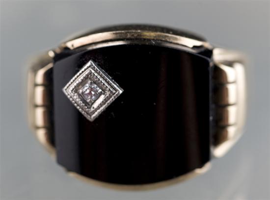 Appraisal: KT yellow gold men's Art Deco onyx ring the stone