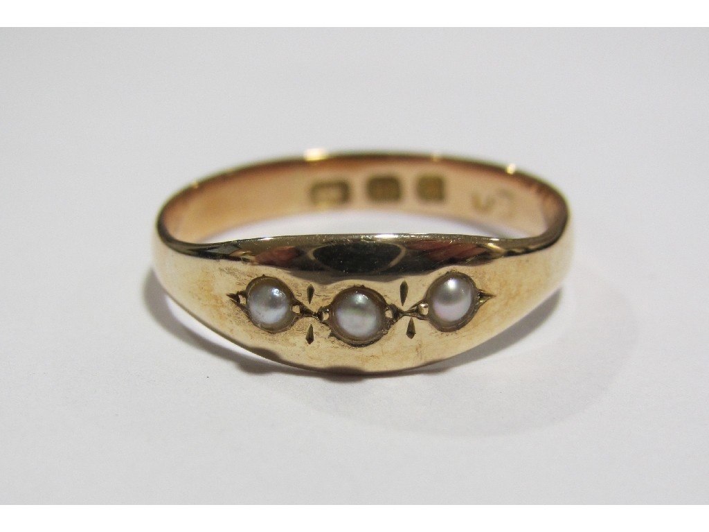 Appraisal: Eighteen carat gold seed pearl set gypsy ring