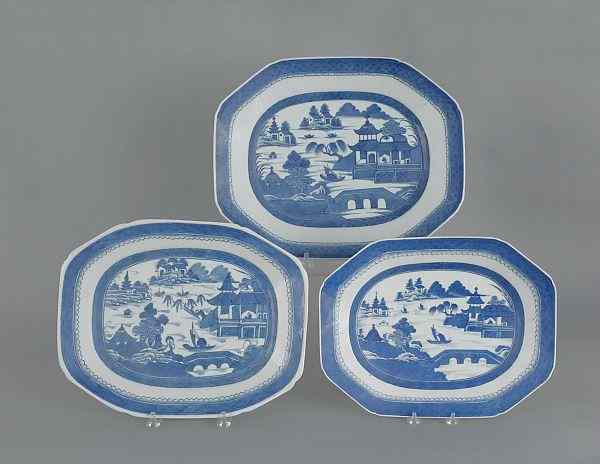 Appraisal: Three Chinese export porcelain Canton platters th c largest -