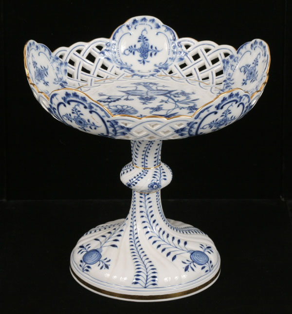 Appraisal: Meissen porcelain tazza in the Blue Onion pattern blue and