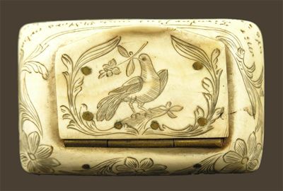 Appraisal: An early th century continental horn snuff box the hinged