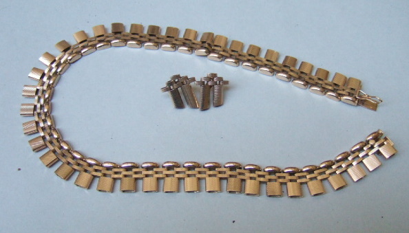 Appraisal: A ct gold collar necklace in a tubular and D