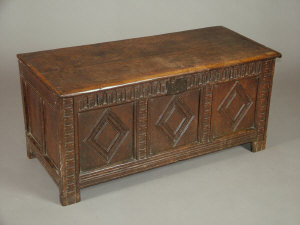 Appraisal: An oak coffer th century the top of plank construction