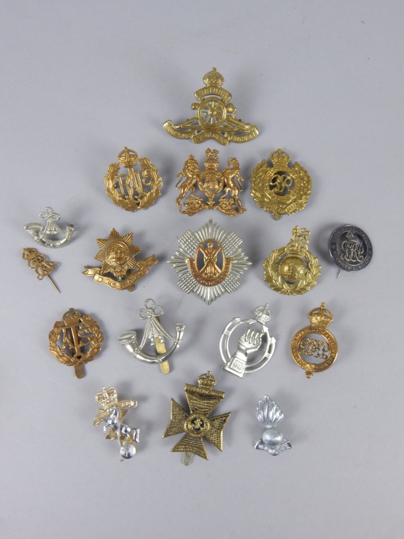 Appraisal: A quantity of British regimental cap badges to include Royal