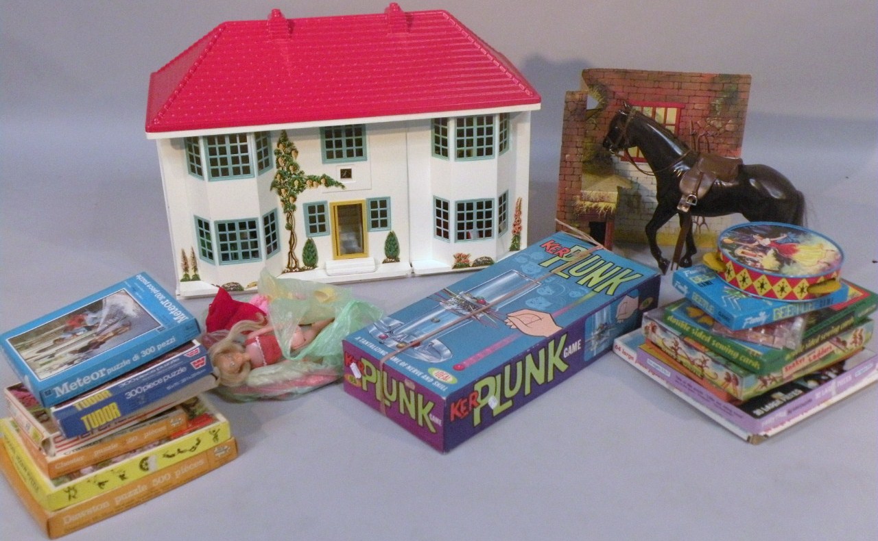 Appraisal: A thC metal and plastic doll's house with red roof