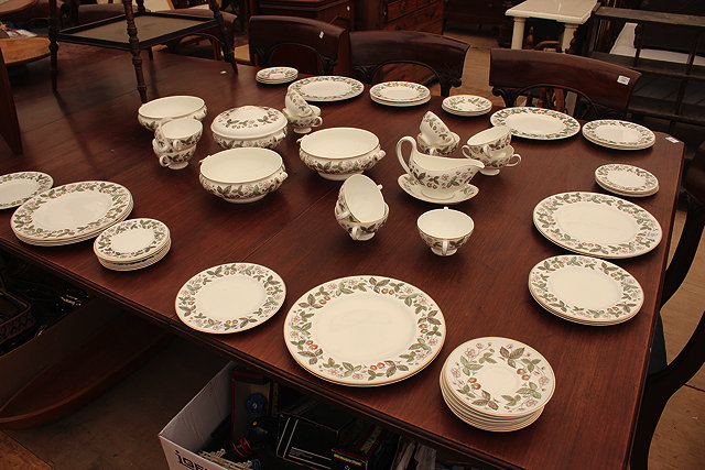 Appraisal: A QUANTITY OF WEDGEWOOD STRAWBERRY HILL PORCELAIN PART DINNER SERVICE