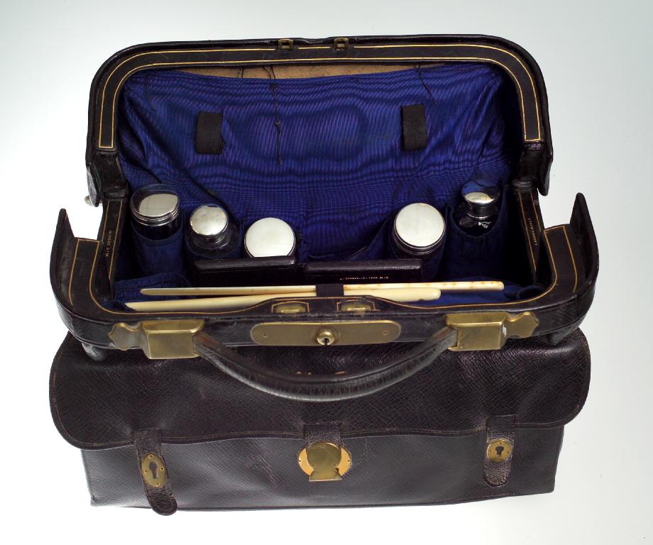 Appraisal: VICTORIAN TRAVELLING CASE the leather case of Gladstone type fitted