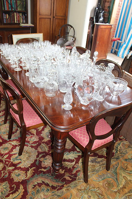 Appraisal: AN EDWARDIAN WIND OUT EXTENDING DINING TABLE with two extra