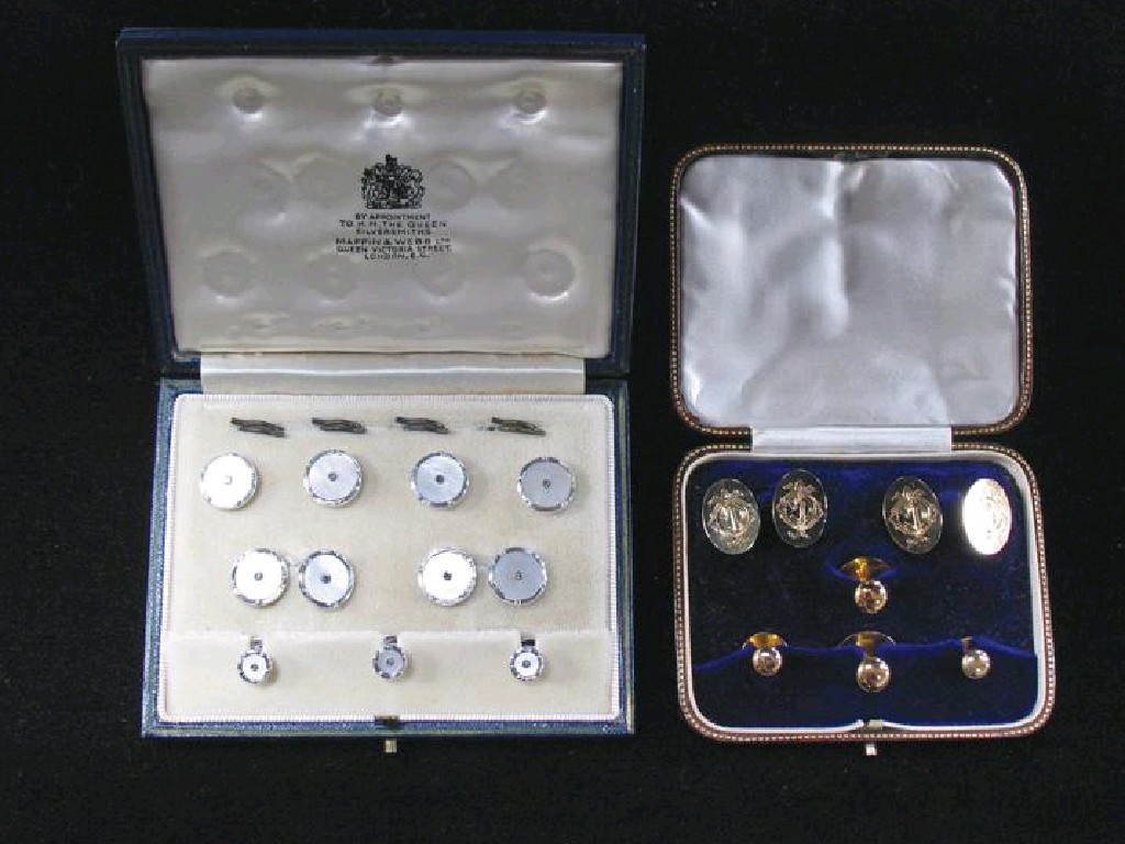 Appraisal: A SET OF CT WHITE GOLD AND MOTHER-OF-PEARL CUFF LINKS