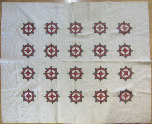 Appraisal: Pieced quilt th c with red and green star decoration