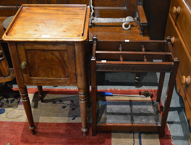 Appraisal: A Victorian mahogany pot cupboard cm and an Edwardian mahogany