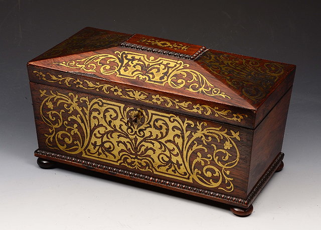 Appraisal: A GEORGE IV ROSEWOOD AND BRASS INLAID TEA CADDY of