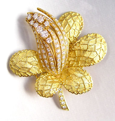 Appraisal: K GOLD AND DIAMOND FLOWER BROOCH K yellow gold flower