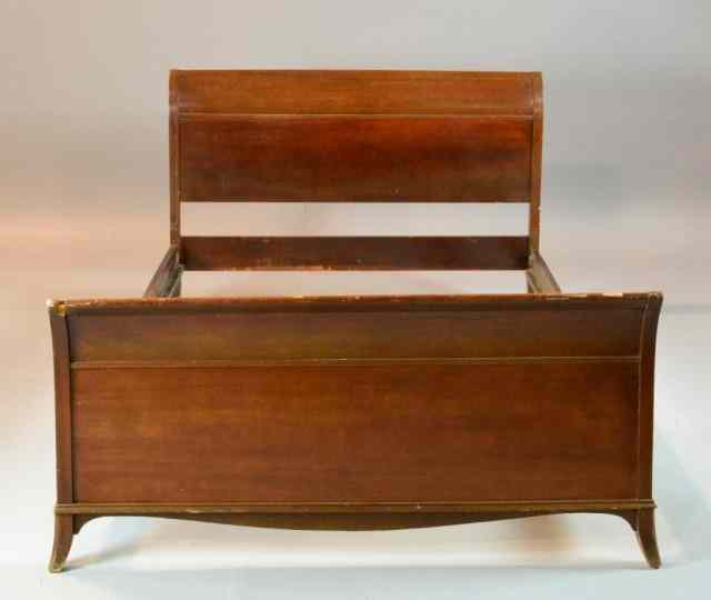 Appraisal: Mahogany Sleigh BedMahogany head and footboard with two side rails