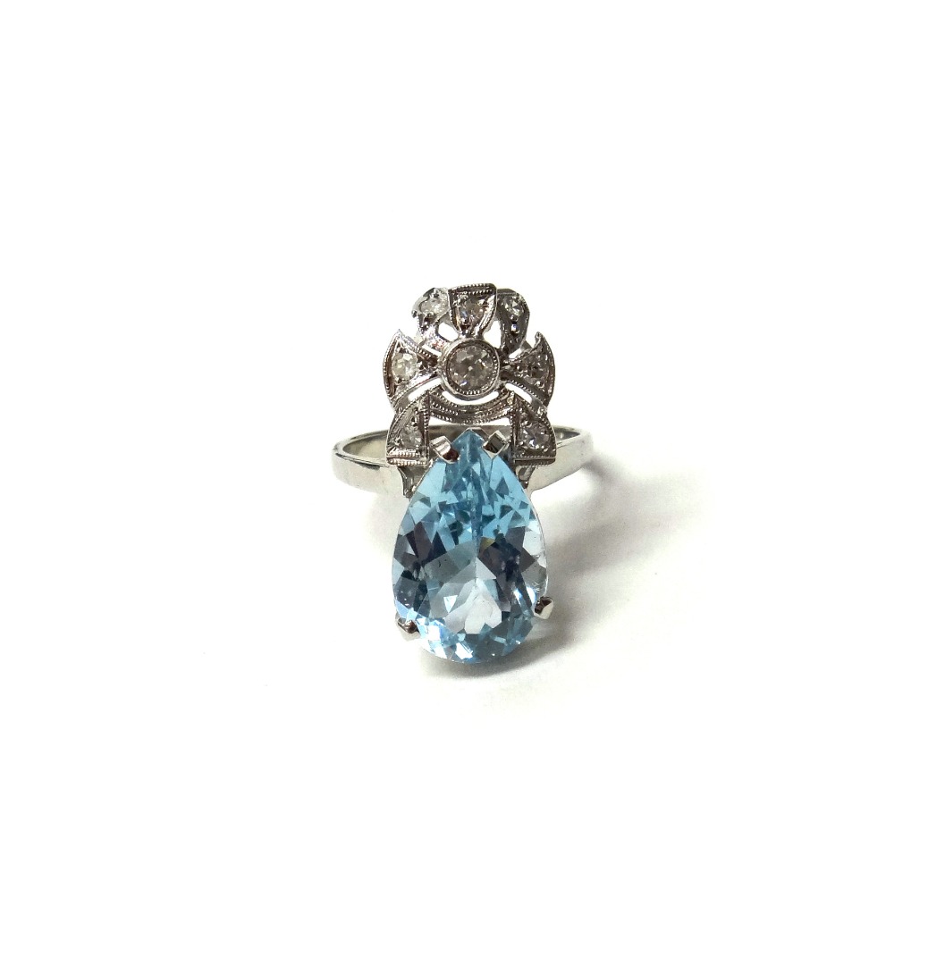 Appraisal: An aquamarine and diamond ring claw set with a pear