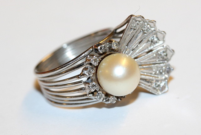 Appraisal: A PEARL AND DIAMOND SET DRESS RING single peg set