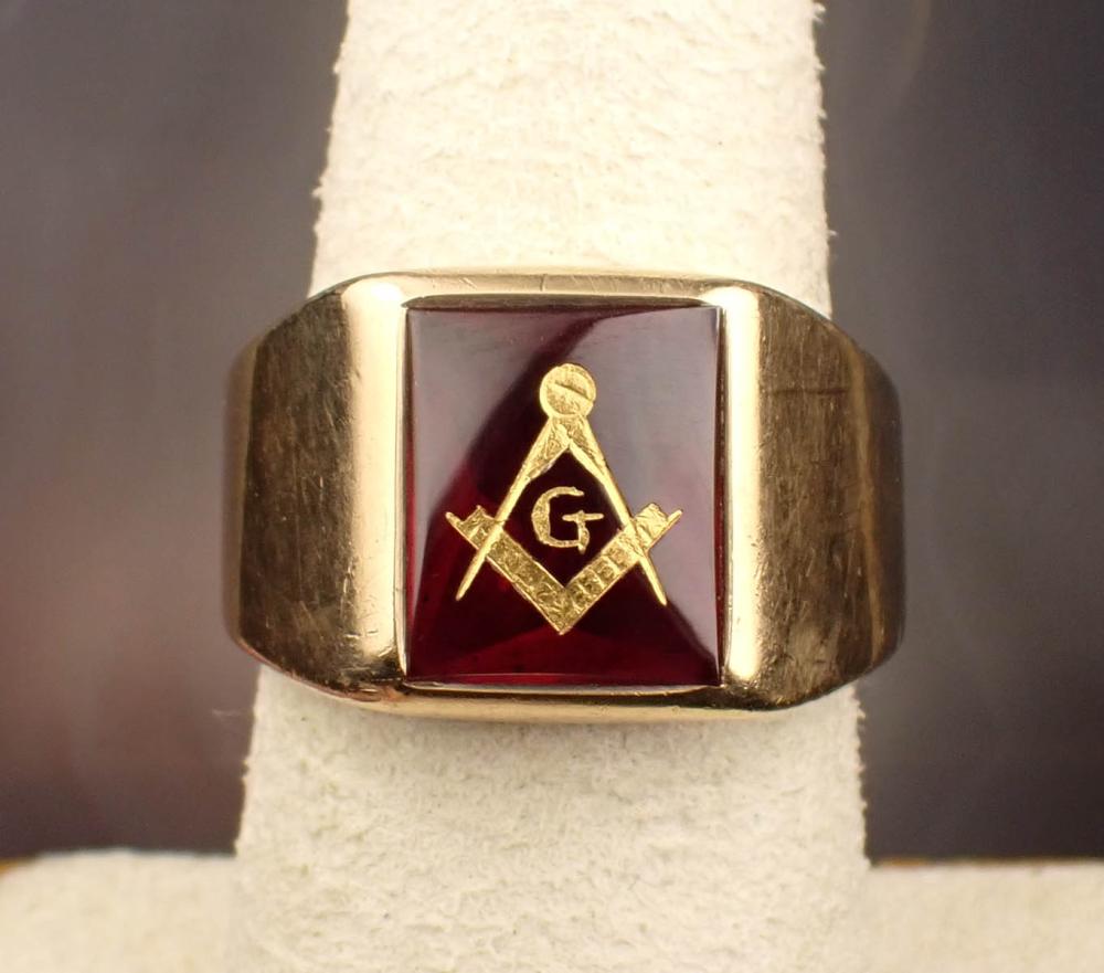 Appraisal: MAN'S YELLOW GOLD MASONIC RING The heavy k yellow gold