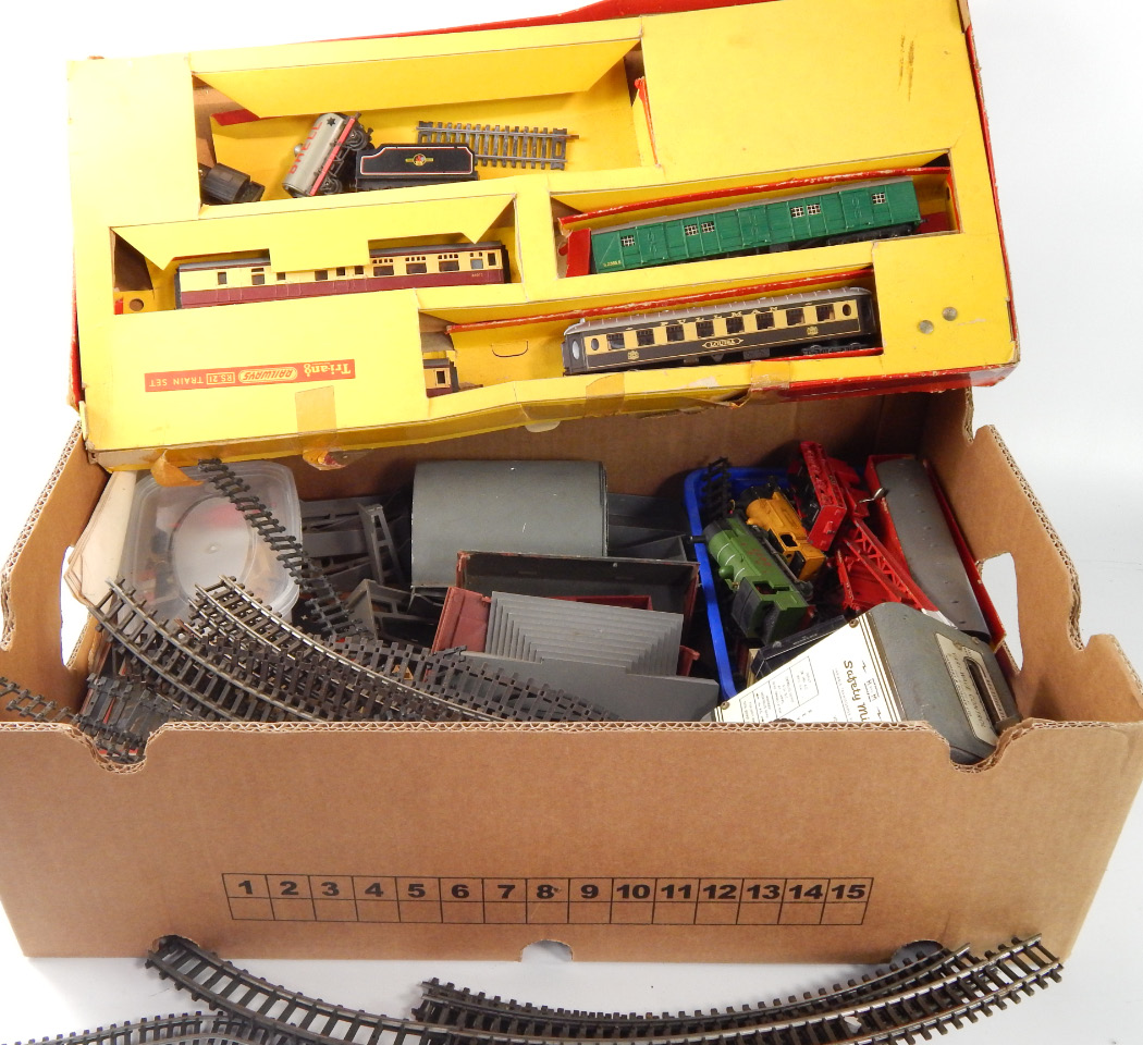 Appraisal: A Tri-ang gauge electric model railway with original box possibly