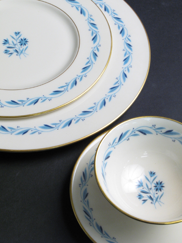 Appraisal: AN AMERICAN LENOX FINE CHINA SET pieces P- in a